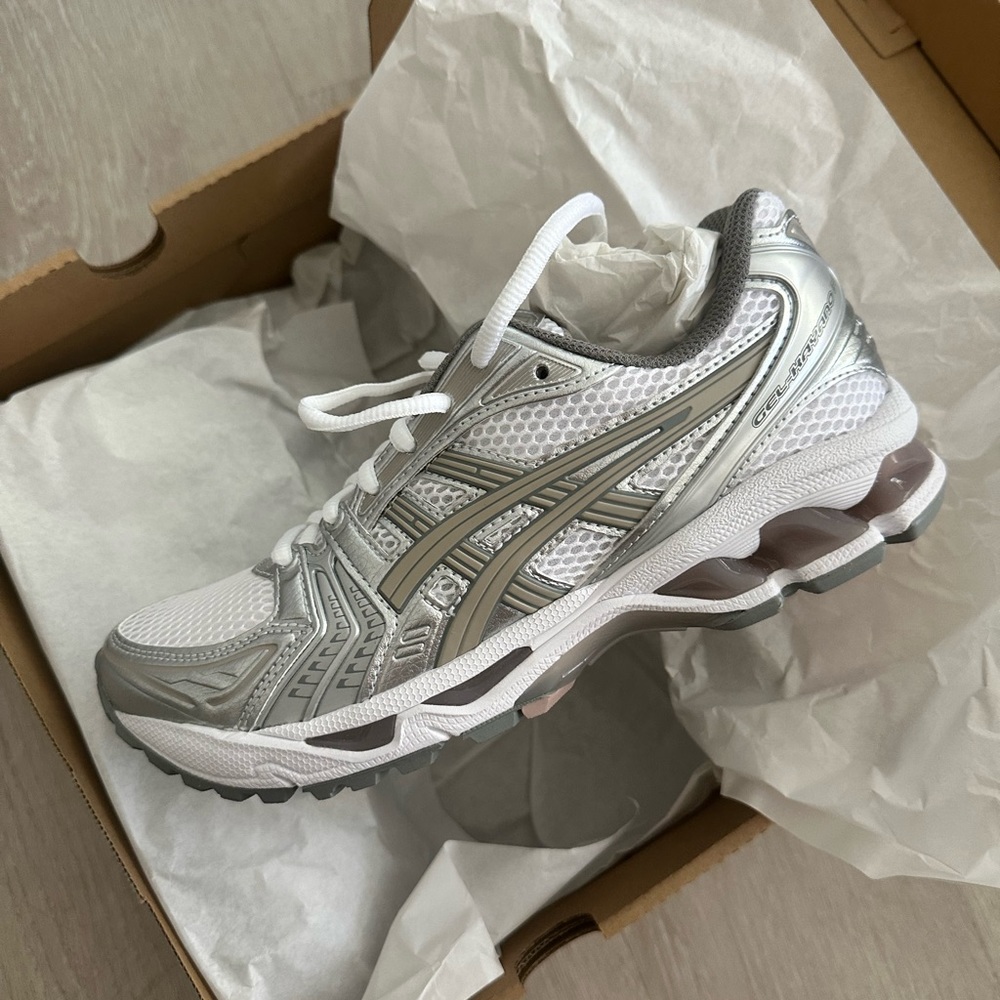 ASICS Gel-kayano 14 sneakers in White/Moonrock